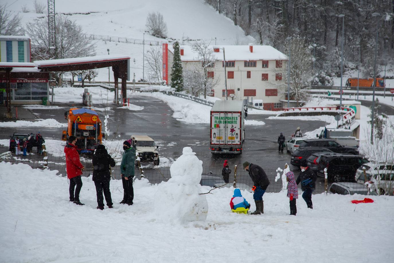 Decenas de personas han disfrutado este domingo en la nieve en el Alto de Etzegarate, en el término de Idiazabal.