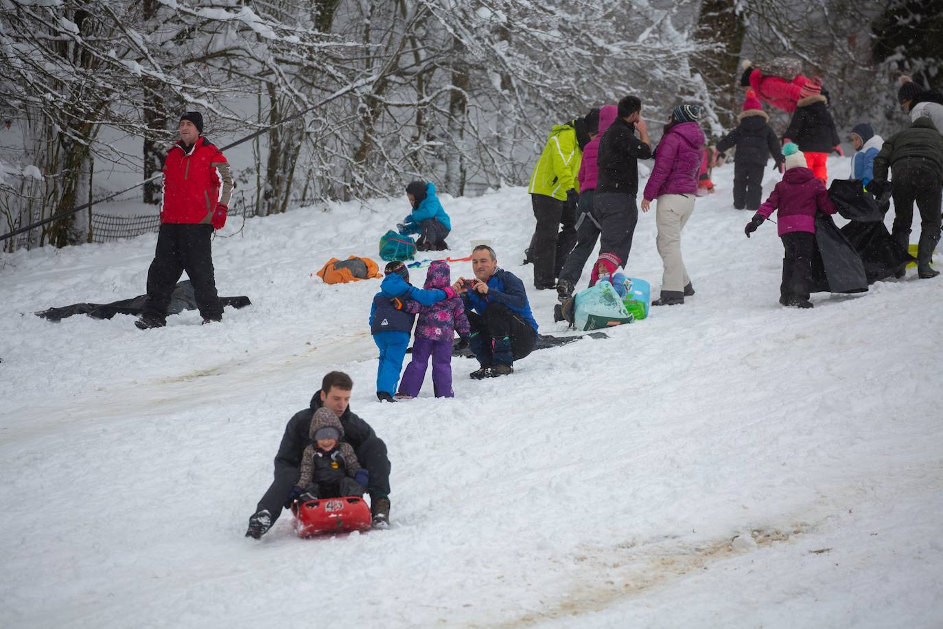 Decenas de personas han disfrutado este domingo en la nieve en el Alto de Etzegarate, en el término de Idiazabal.