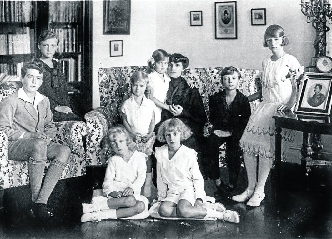 Familia imperial austro-húngara, con la emperatriz Zita en el centro, en el Palacio de Uribarren de Lekeitio.