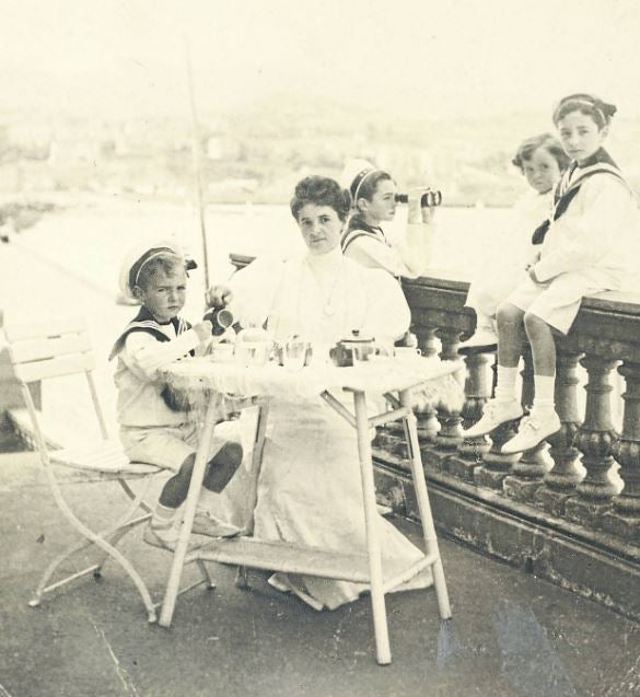 Encarna Zavala Arellano en casa de su padre Martín de Zavala Andiregoechea en Las Arenas, con sus hijos, José Luis, Ignacio, Juan Antonio y Javier.