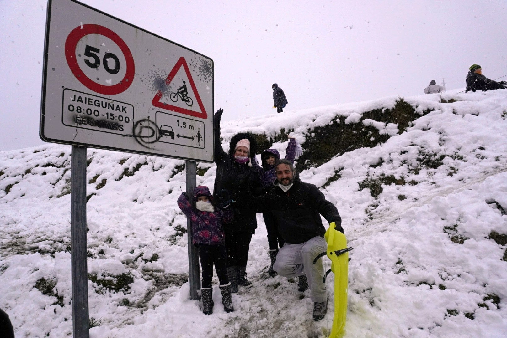 El Departamento vasco de Seguridad mantiene para este martes el aviso amarillo ante la previsión de que la cota de nieve pueda situarse entre los 200 y los 400 metros. Asimismo, se activará aviso amarillo para esta próxima jornada y la del miércoles por riesgo de heladas en el interior.