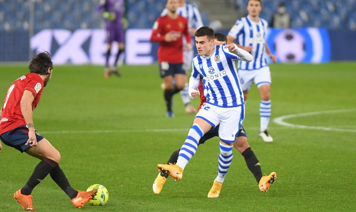 Ander Barrenetxea trata de meter un pase al área durante un partido en el que lo intentó constantemente desde la banda izquierda. 