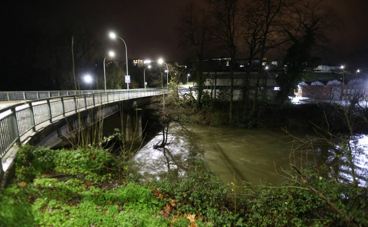 El río Urola a su paso por Aizarnazabal.