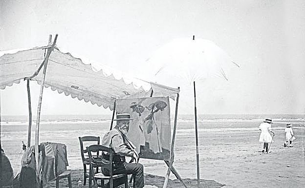 El artista valenciano Joaquín Sorolla en la playa, pintando 'Bajo el toldo, Zarautz'