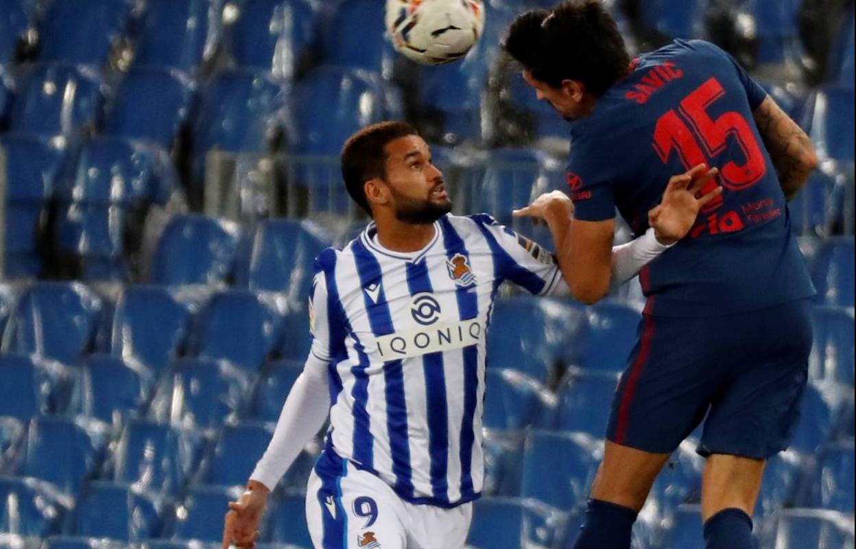 Willian José disputa un balón a Savic durante el Real Sociedad - Atlético del pasado día 22. 