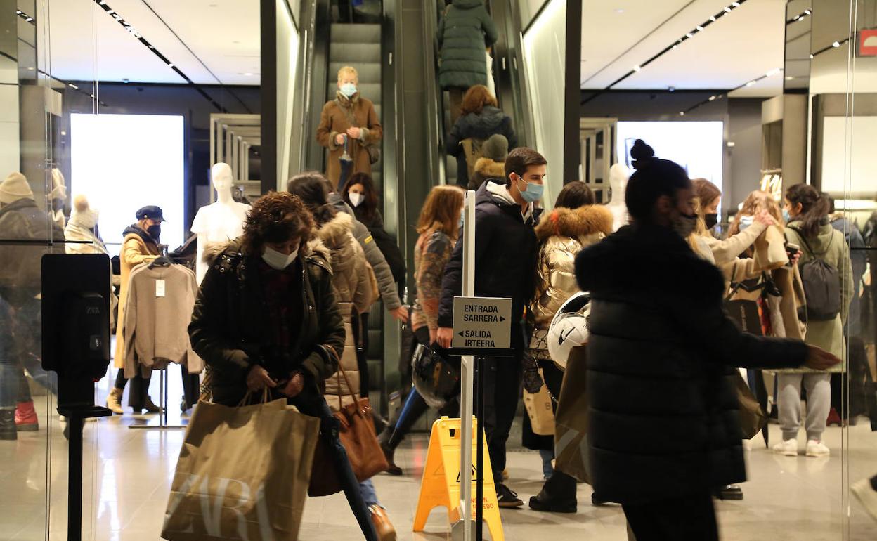 Clientes ayer tarde comprando en un comercio de San Sebastián. 