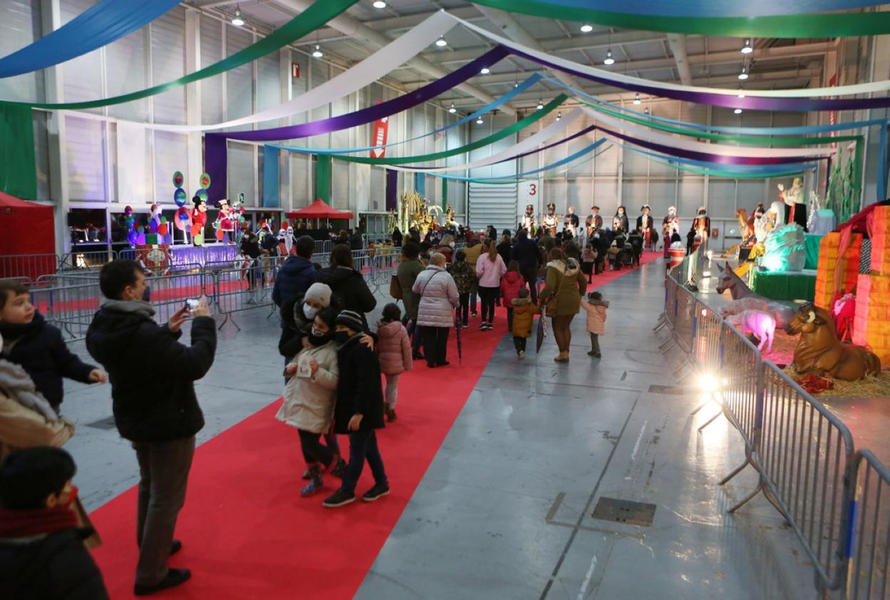 Las familias accedieron al pabellón 3 de Ficoba por turnos para evitar las aglomeraciones.