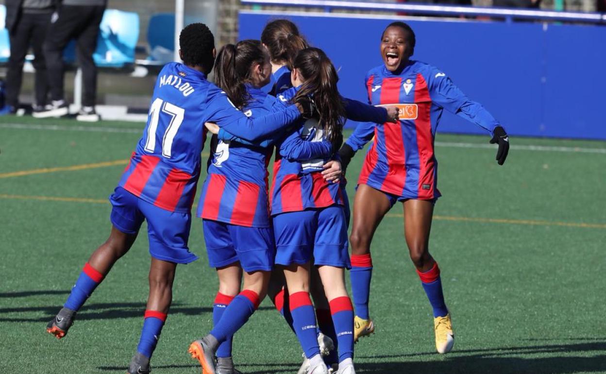 Las eibarresas celebran uno de los goles.