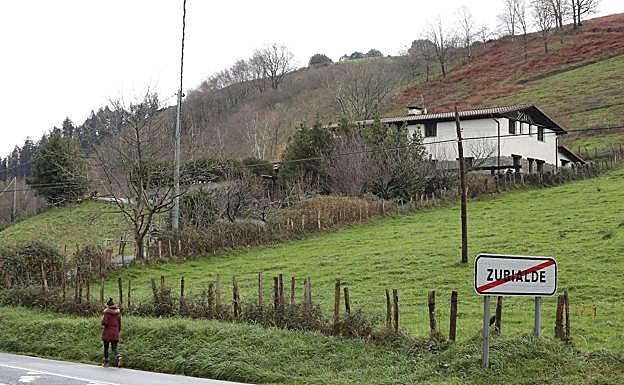 Imagen principal - La casa rural Haizeaberri, donde estuvo alojada la víctima el día 31. La Ertzaintza suspendió ahí una fiesta ilegal esa noche.. Imagen de la víctima y un ertzaina durante la búsqueda de pruebas.