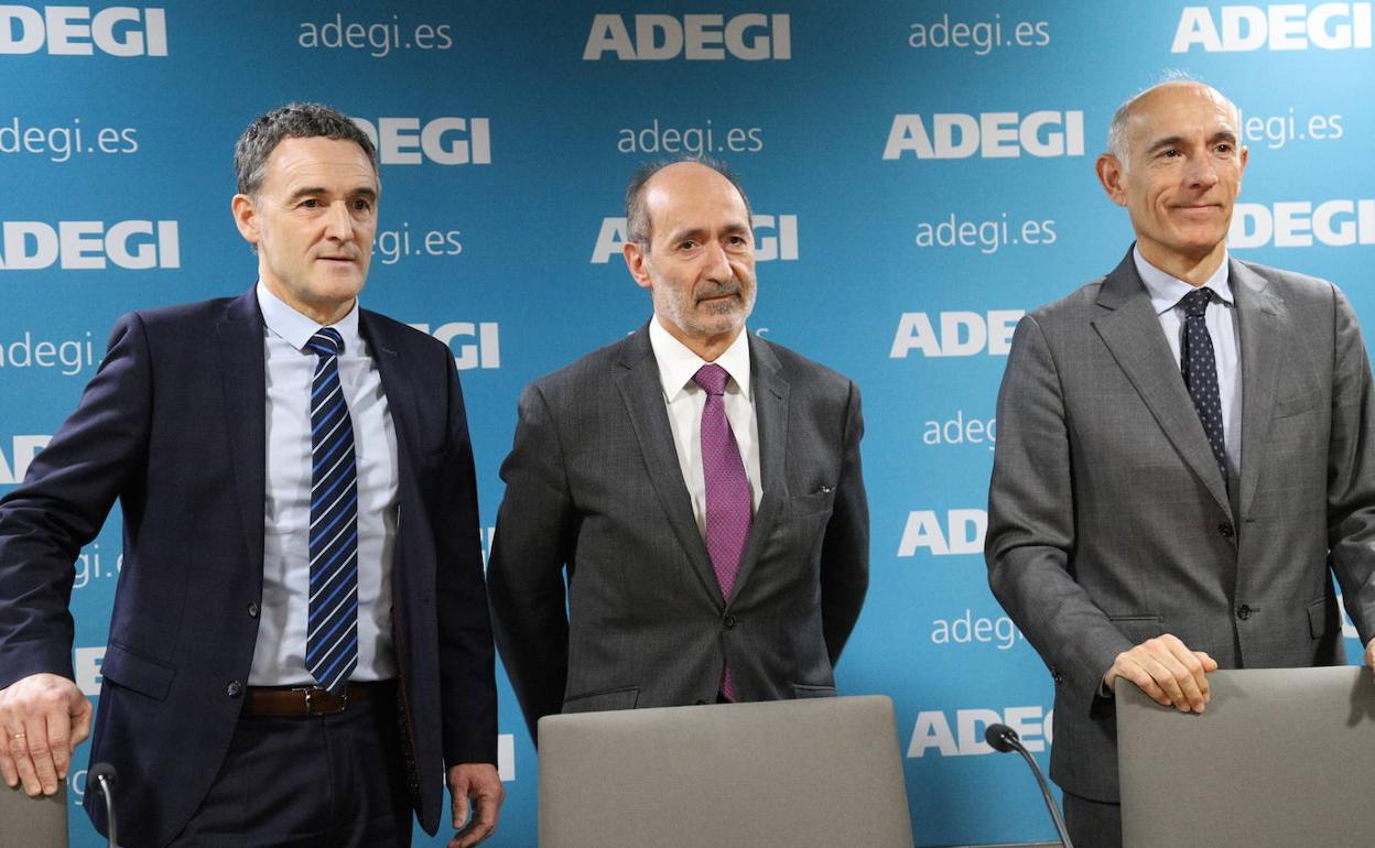 Los directivos de Adegi José Miguel Ayerza, Eduardo Junkera y Patxi Sasigain, durante la presentac ión de un reciente informe de coyuntura de la economía guipuzcoana. 
