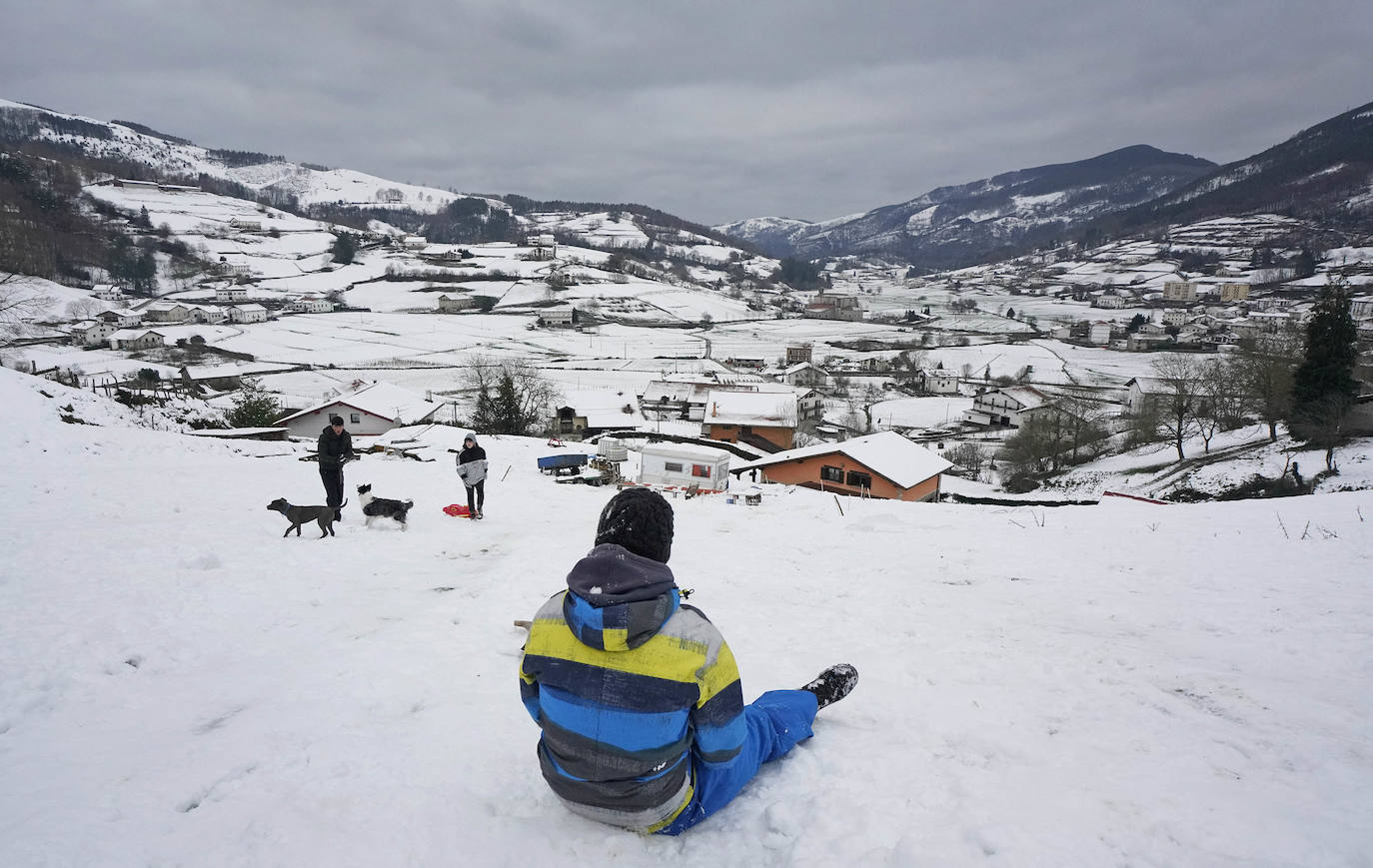 Los termómetros han marcado mínimas por debajo de los cero grados en buena parte de Gipuzkoa. La mínima la ha vuelto a marcar esta pasada madrugada Berastegi con -7,1 grados