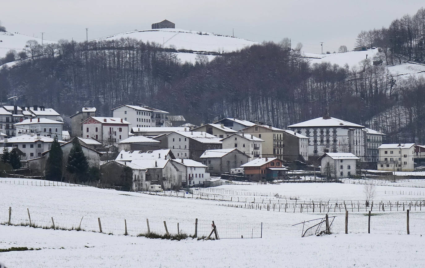 Los termómetros han marcado mínimas por debajo de los cero grados en buena parte de Gipuzkoa. La mínima la ha vuelto a marcar esta pasada madrugada Berastegi con -7,1 grados