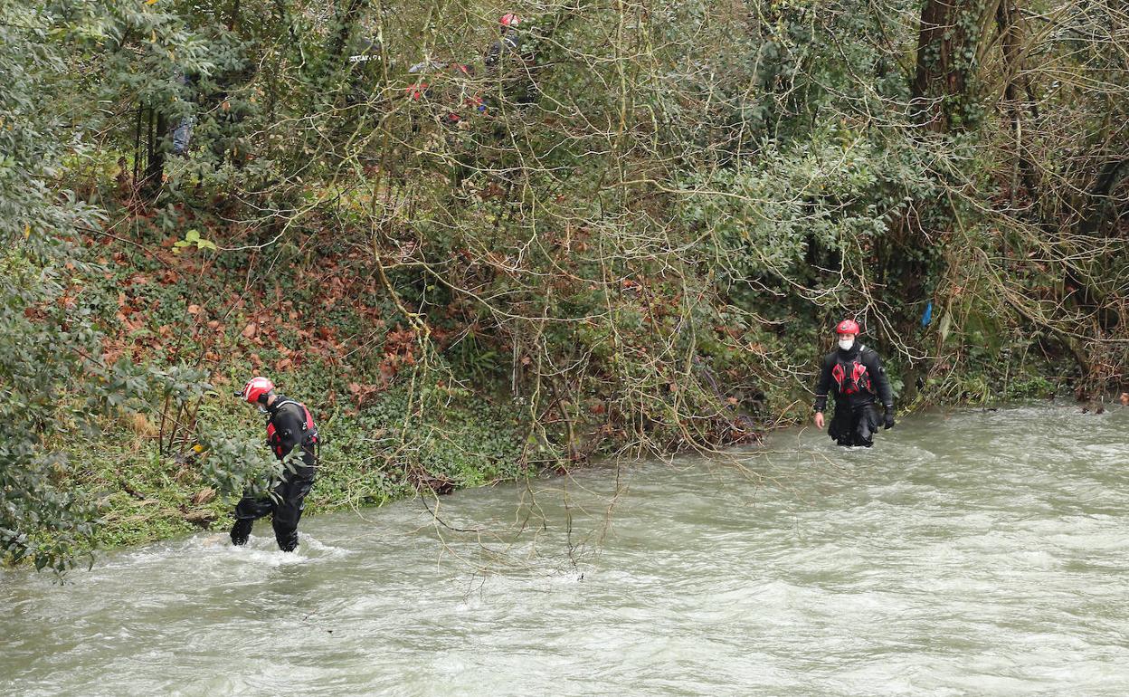Agentes de la Ertzaintza rastrean la zona donde apareció el cadáver.
