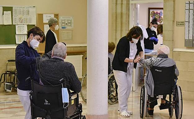 Euskadi espera finalizar para mediados de febrero la vacunación en las residencias 