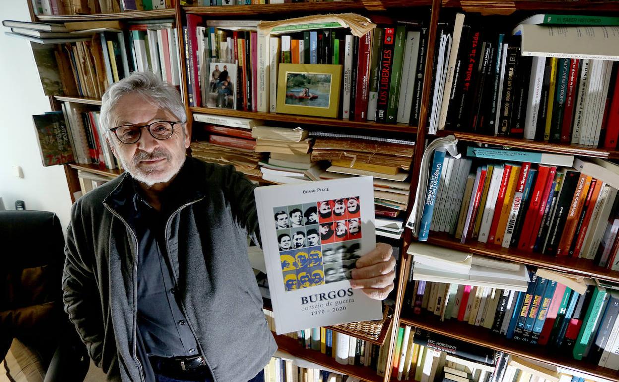 Luis Castells, con el libro, que es un monográfico especial de la publicación 'Grand Place' de la Fundación Mario Onaindia