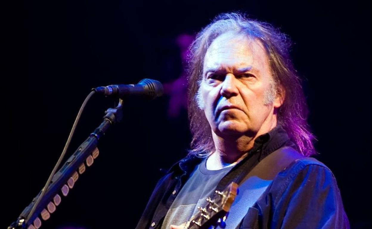 Neil Young, en un concierto en vivo. 