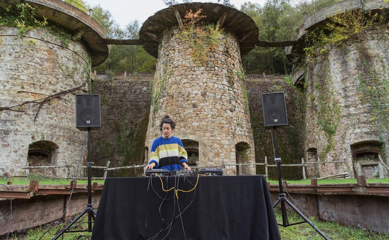 DJ Yngryd, en la sesión de Dantz Point que ofreció en las minas de Aizpea (Zerain) . 
