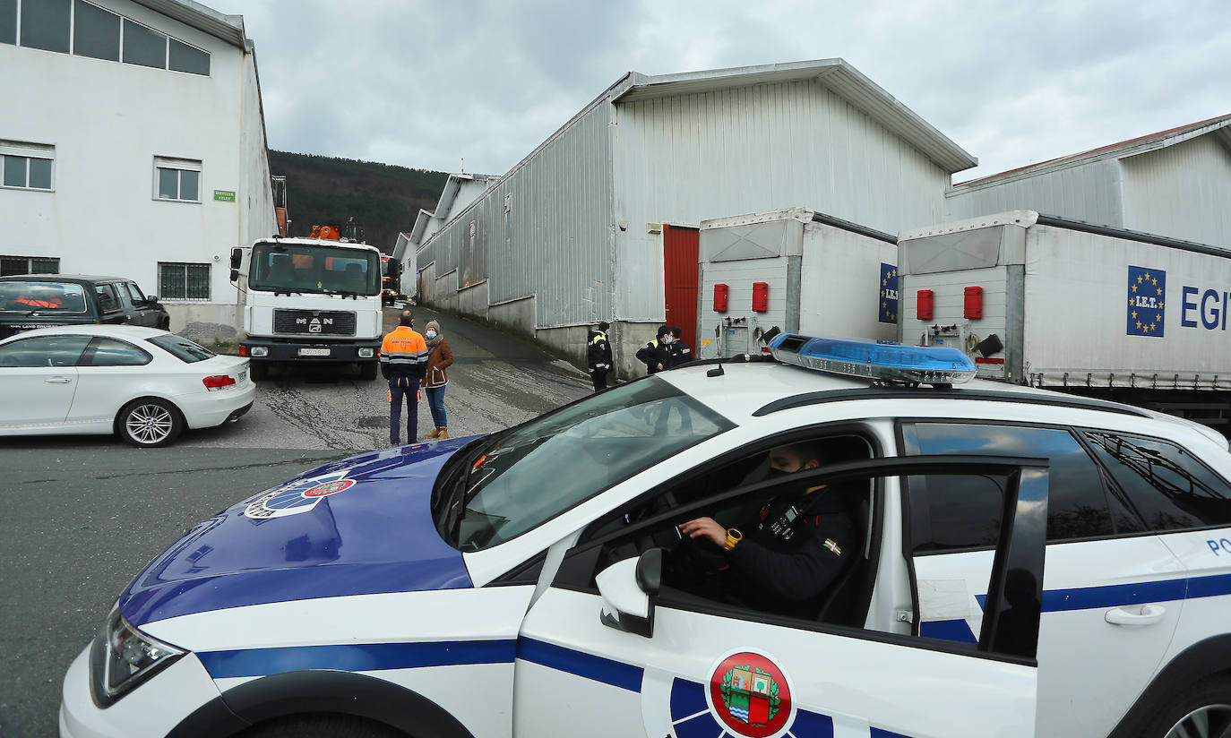 Una persona ha sido atendida por inhalación de humos en un aparatoso incendio que se ha declarado este jueves por la tarde en la empresa Andamios Donosti, situado en el polígono industrial de Lezo . Las llamas se han originado hacia las 15.20 horas y se han propagado por el pabellón, donde se ha registrado la explosión de dos depósitos de disolvente, hasta provocar una humareda visible a mucha distancia.
