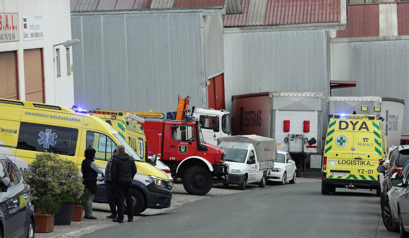 Una persona ha sido atendida por inhalación de humos en un aparatoso incendio que se ha declarado este jueves por la tarde en la empresa Andamios Donosti, situado en el polígono industrial de Lezo . Las llamas se han originado hacia las 15.20 horas y se han propagado por el pabellón, donde se ha registrado la explosión de dos depósitos de disolvente, hasta provocar una humareda visible a mucha distancia.