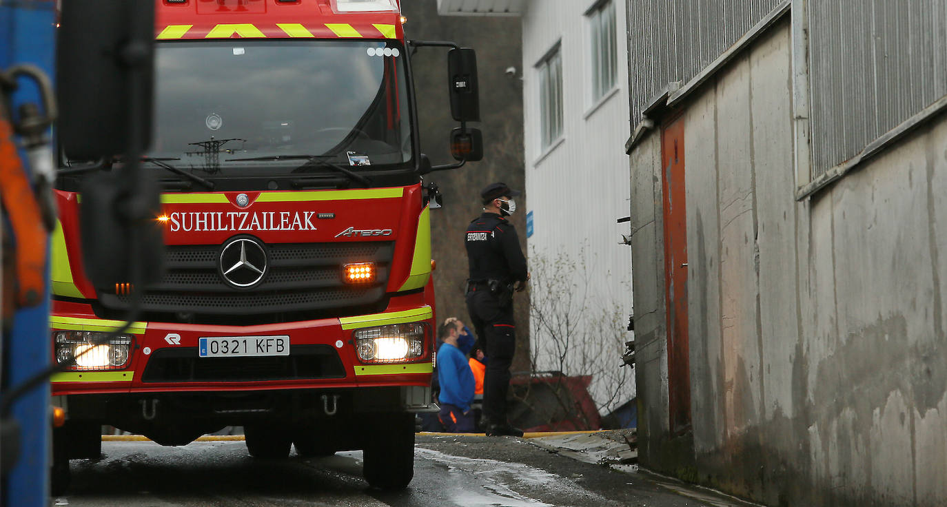 Una persona ha sido atendida por inhalación de humos en un aparatoso incendio que se ha declarado este jueves por la tarde en la empresa Andamios Donosti, situado en el polígono industrial de Lezo . Las llamas se han originado hacia las 15.20 horas y se han propagado por el pabellón, donde se ha registrado la explosión de dos depósitos de disolvente, hasta provocar una humareda visible a mucha distancia.