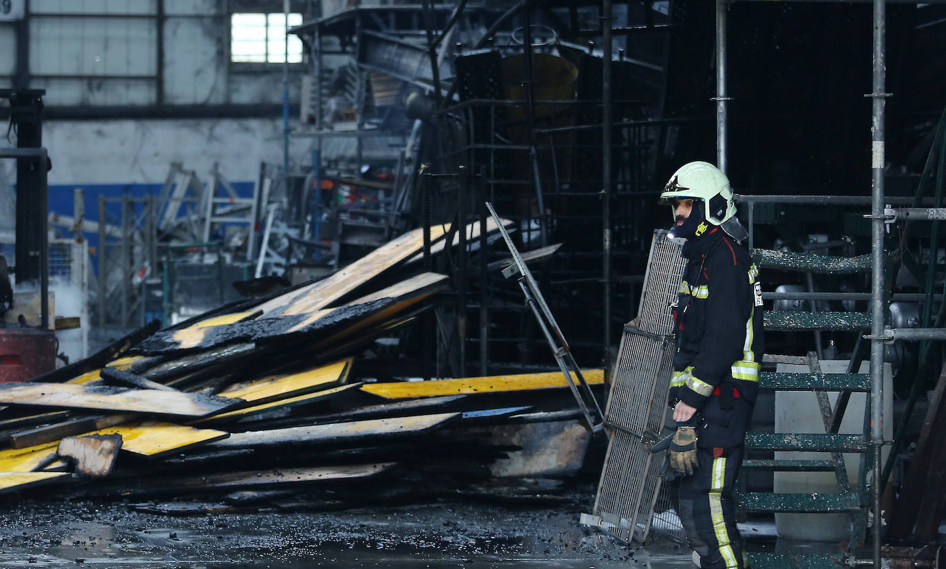 Una persona ha sido atendida por inhalación de humos en un aparatoso incendio que se ha declarado este jueves por la tarde en la empresa Andamios Donosti, situado en el polígono industrial de Lezo . Las llamas se han originado hacia las 15.20 horas y se han propagado por el pabellón, donde se ha registrado la explosión de dos depósitos de disolvente, hasta provocar una humareda visible a mucha distancia.