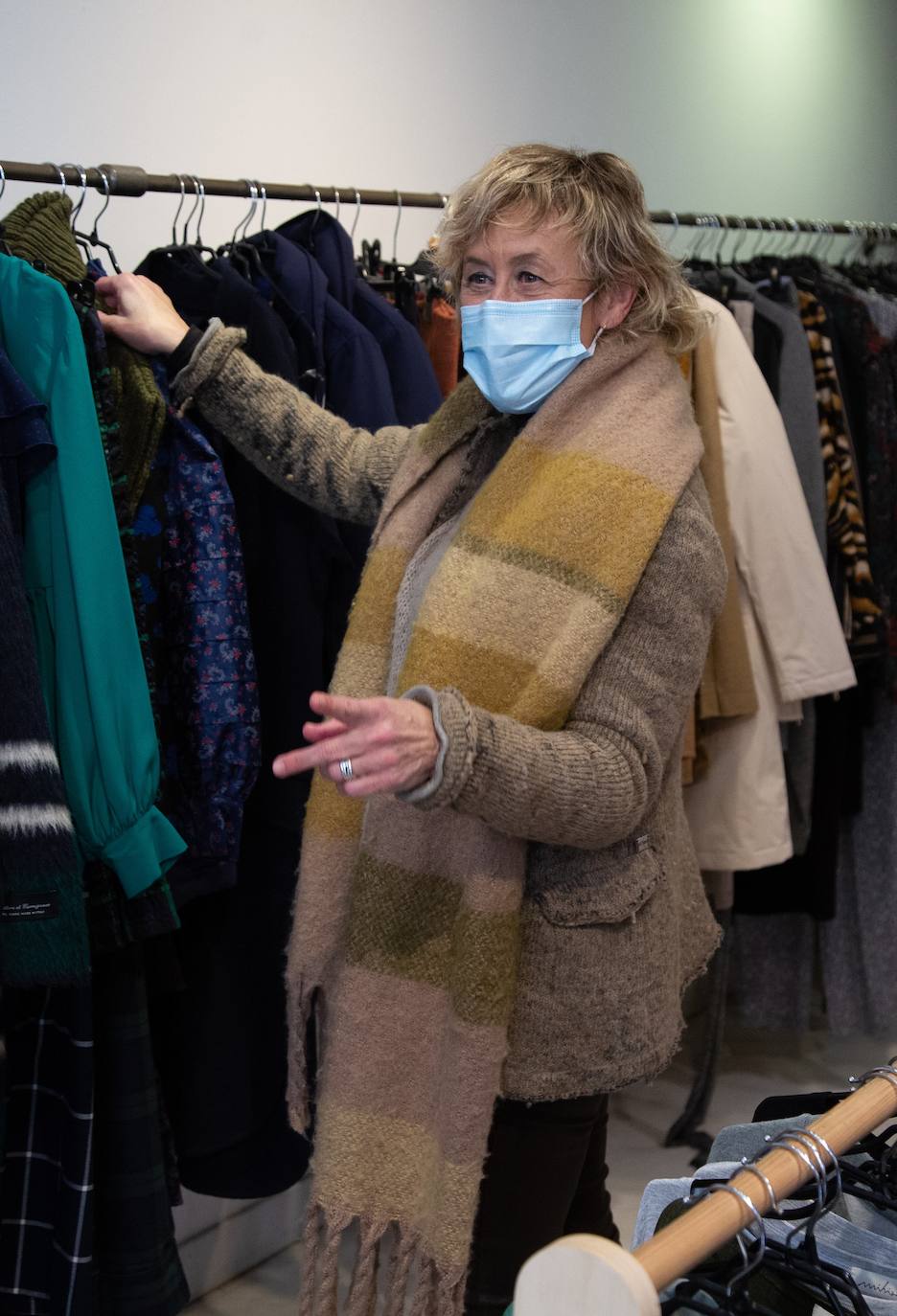 Con la marcha de los Reyes Magos, este jueves se ha dado el pistoletazo de salida a las rebajas de enero en los comercios guipuzcoanos, - de las más esperadas por los consumidores- aunque muchos establecimientos ya comenzaron a ofrecer semanas antes descuentos en productos seleccionados, con la esperanza de que las ofertas reactivasen la campaña navideña, tambaleada por el efecto Black Friday de noviembre y las restricciones impuestas por la pandemia.