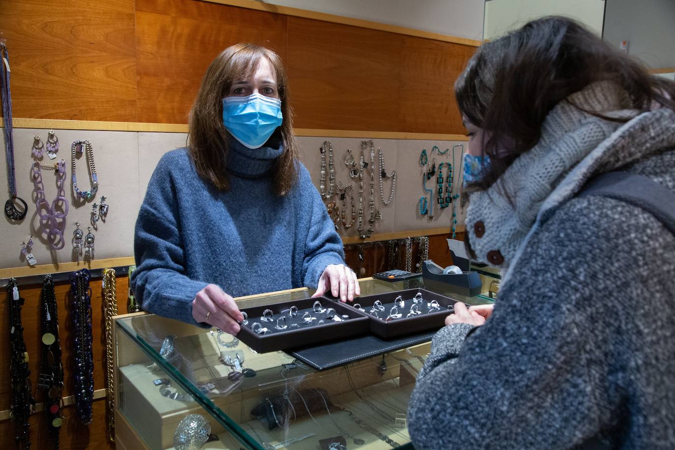 Con la marcha de los Reyes Magos, este jueves se ha dado el pistoletazo de salida a las rebajas de enero en los comercios guipuzcoanos, - de las más esperadas por los consumidores- aunque muchos establecimientos ya comenzaron a ofrecer semanas antes descuentos en productos seleccionados, con la esperanza de que las ofertas reactivasen la campaña navideña, tambaleada por el efecto Black Friday de noviembre y las restricciones impuestas por la pandemia.