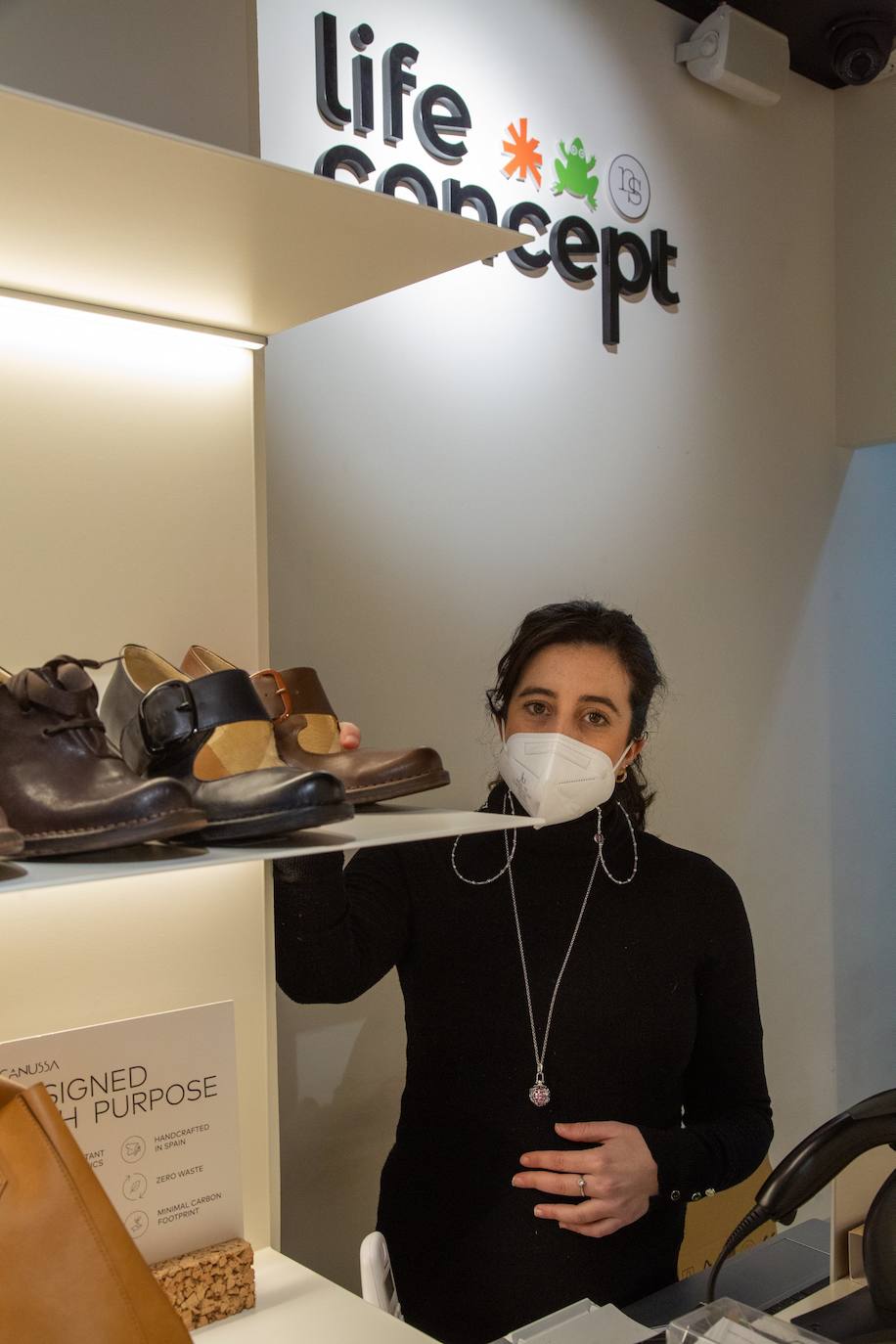 Con la marcha de los Reyes Magos, este jueves se ha dado el pistoletazo de salida a las rebajas de enero en los comercios guipuzcoanos, - de las más esperadas por los consumidores- aunque muchos establecimientos ya comenzaron a ofrecer semanas antes descuentos en productos seleccionados, con la esperanza de que las ofertas reactivasen la campaña navideña, tambaleada por el efecto Black Friday de noviembre y las restricciones impuestas por la pandemia.