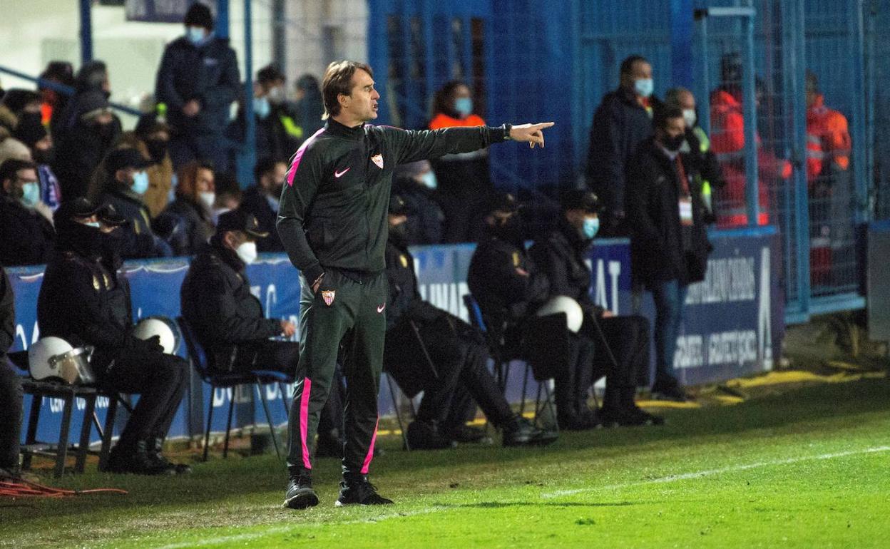 Lopetegui hace una indicación en la zona técnica en el transcurso de un partido del Sevilla.