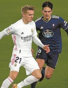 Imagen secundaria 2 - Arriba, Llorente, en Stamford Bridge ante el Chelsea (leeds united). Abajo a la izquierda, Juanmi se tira al suelo para intentar robar el balón a Miramón; a la derecha, Odegaard frente al Celta. (EFE)