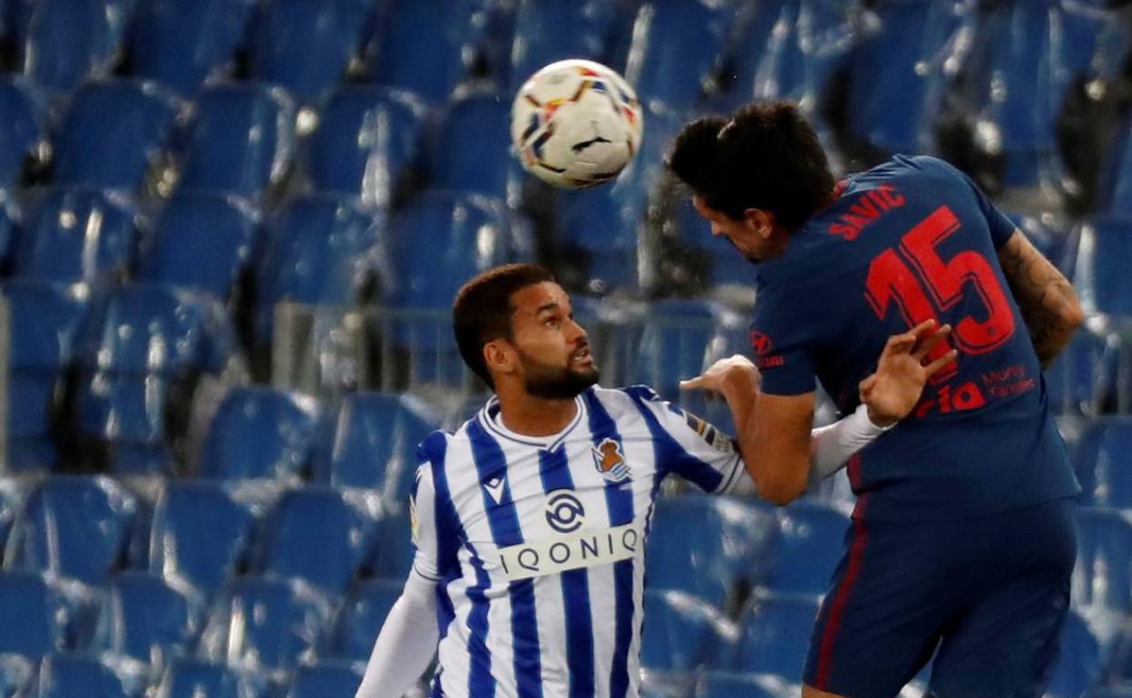 Willian José lucha con Savic en el partido que se jugó en diciembre en el Reale Arena frente al Atlético de Madrid. 