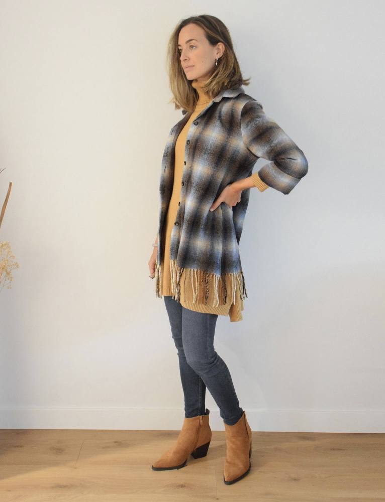 Encontrar y seleccionar la prenda perfecta en el periodo de rebajas no es una tarea sencilla. Lo que sí te podemos asegurar es que el mejor periodo de descuentos del año para adquirir «esa pieza inaccesible» es ésta. Elige básicos imprescindibles «para toda la vida» como estos abrigos, camisas y 'tops' basicos, 'jeans', botas, botines... Todo ello pensado para conseguir una experiencia de compra completa que te deje totalmente satisfecha y convencida. ¡Inspírate!