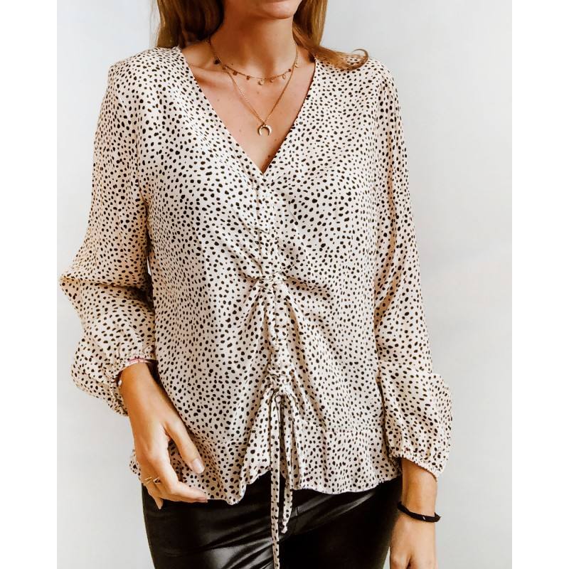 Encontrar y seleccionar la prenda perfecta en el periodo de rebajas no es una tarea sencilla. Lo que sí te podemos asegurar es que el mejor periodo de descuentos del año para adquirir «esa pieza inaccesible» es ésta. Elige básicos imprescindibles «para toda la vida» como estos abrigos, camisas y 'tops' basicos, 'jeans', botas, botines... Todo ello pensado para conseguir una experiencia de compra completa que te deje totalmente satisfecha y convencida. ¡Inspírate!