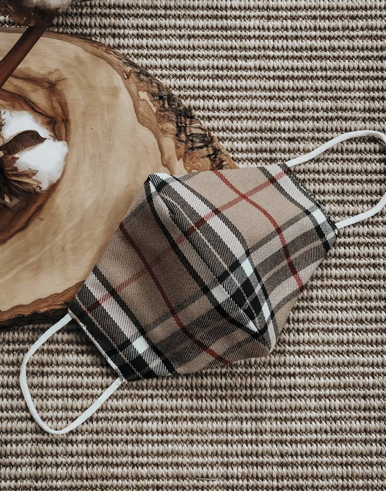 Encontrar y seleccionar la prenda perfecta en el periodo de rebajas no es una tarea sencilla. Lo que sí te podemos asegurar es que el mejor periodo de descuentos del año para adquirir «esa pieza inaccesible» es ésta. Elige básicos imprescindibles «para toda la vida» como estos abrigos, camisas y 'tops' basicos, 'jeans', botas, botines... Todo ello pensado para conseguir una experiencia de compra completa que te deje totalmente satisfecha y convencida. ¡Inspírate!