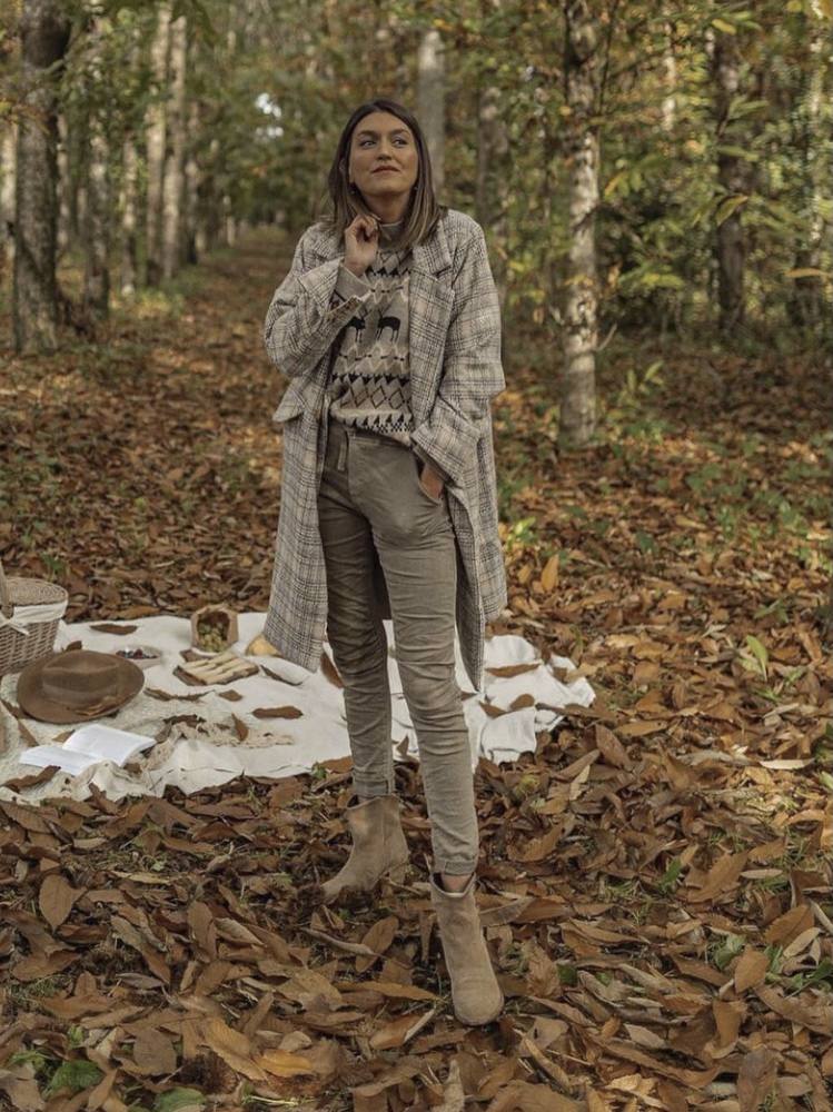 Encontrar y seleccionar la prenda perfecta en el periodo de rebajas no es una tarea sencilla. Lo que sí te podemos asegurar es que el mejor periodo de descuentos del año para adquirir «esa pieza inaccesible» es ésta. Elige básicos imprescindibles «para toda la vida» como estos abrigos, camisas y 'tops' basicos, 'jeans', botas, botines... Todo ello pensado para conseguir una experiencia de compra completa que te deje totalmente satisfecha y convencida. ¡Inspírate!