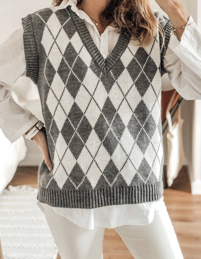 Encontrar y seleccionar la prenda perfecta en el periodo de rebajas no es una tarea sencilla. Lo que sí te podemos asegurar es que el mejor periodo de descuentos del año para adquirir «esa pieza inaccesible» es ésta. Elige básicos imprescindibles «para toda la vida» como estos abrigos, camisas y 'tops' basicos, 'jeans', botas, botines... Todo ello pensado para conseguir una experiencia de compra completa que te deje totalmente satisfecha y convencida. ¡Inspírate!