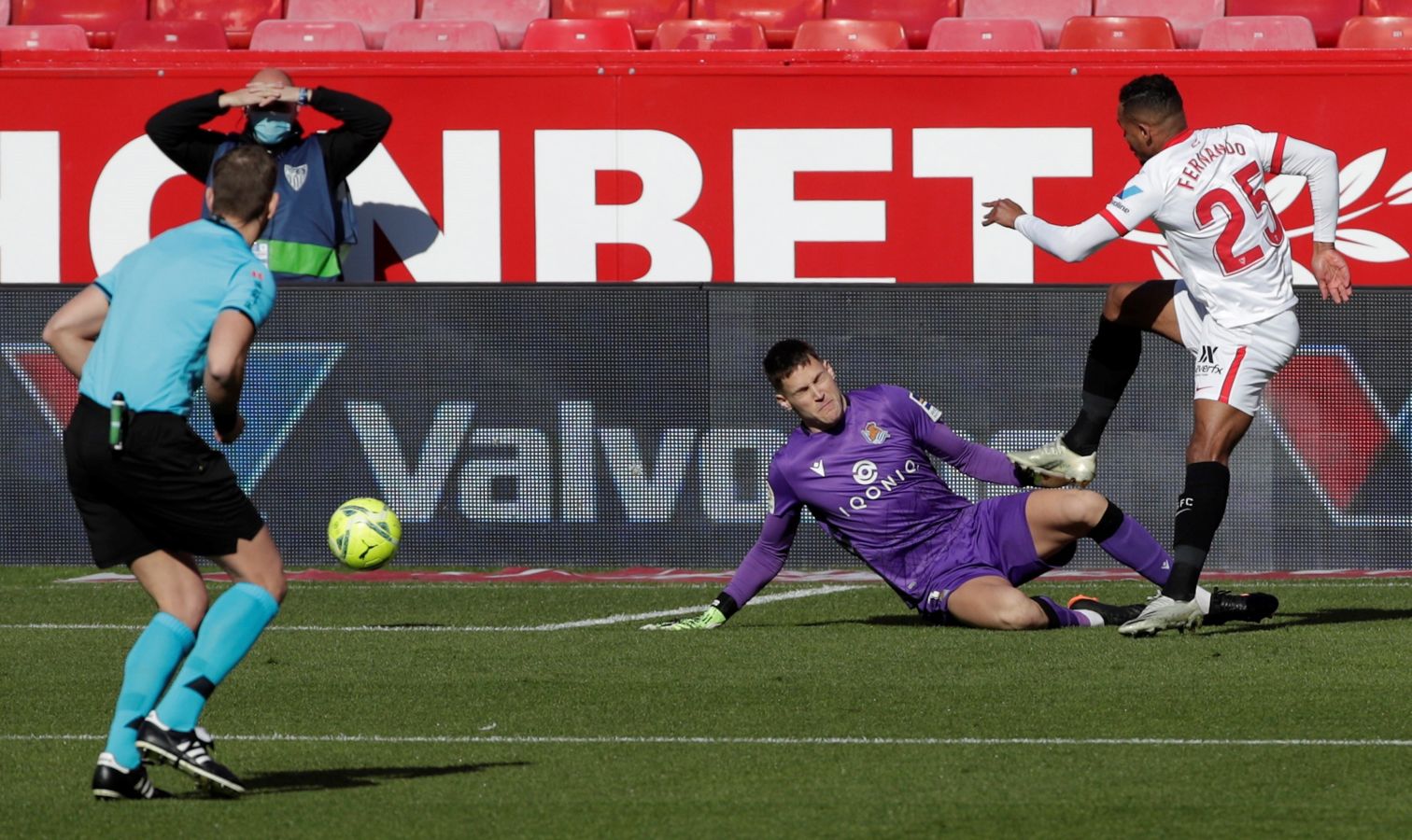La Real se enfrenta al Sevilla con la intención se sumar tres puntos que le mantengan en lo alto de la clasificación.