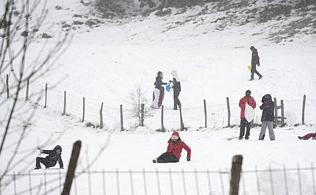 Diversión. En Etzegarate muchos se animaron a disfrutar sobre la nieve. 