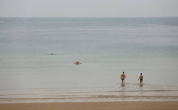 Los más valientes. Hubo quien no se perdió el baño 'helado' en la playa de La Concha. 