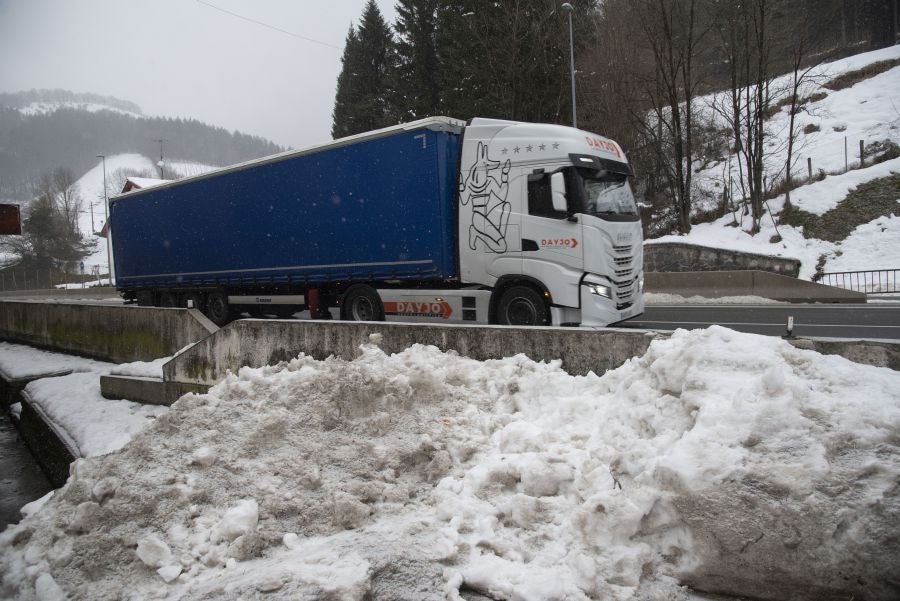 Los copos de nieve cubren las localidades de mayor altitud del territorio