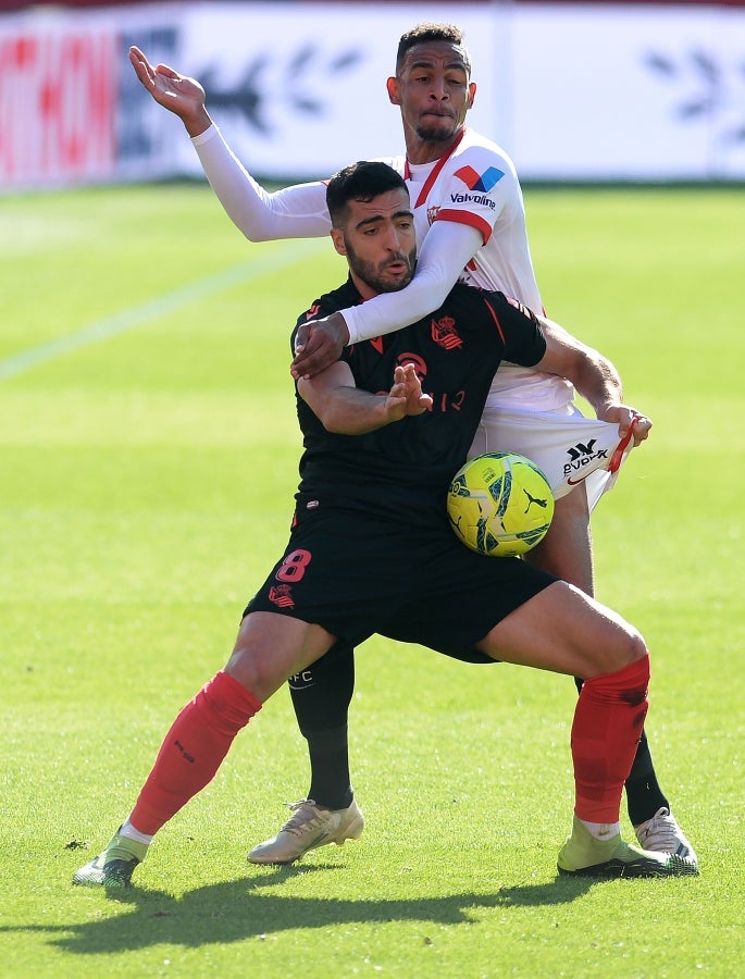 La Real se enfrenta al Sevilla con la intención se sumar tres puntos que le mantengan en lo alto de la clasificación.