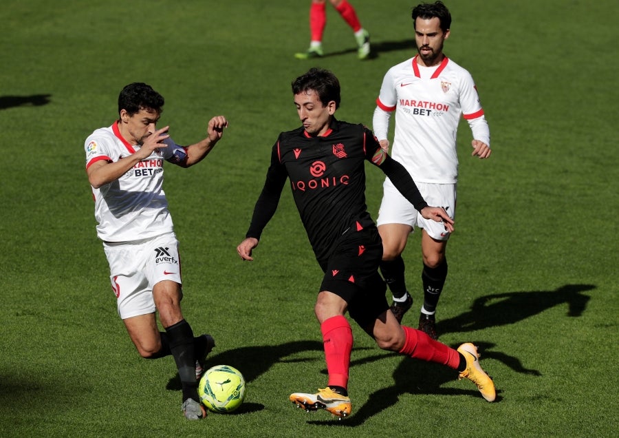 La Real se enfrenta al Sevilla con la intención se sumar tres puntos que le mantengan en lo alto de la clasificación.