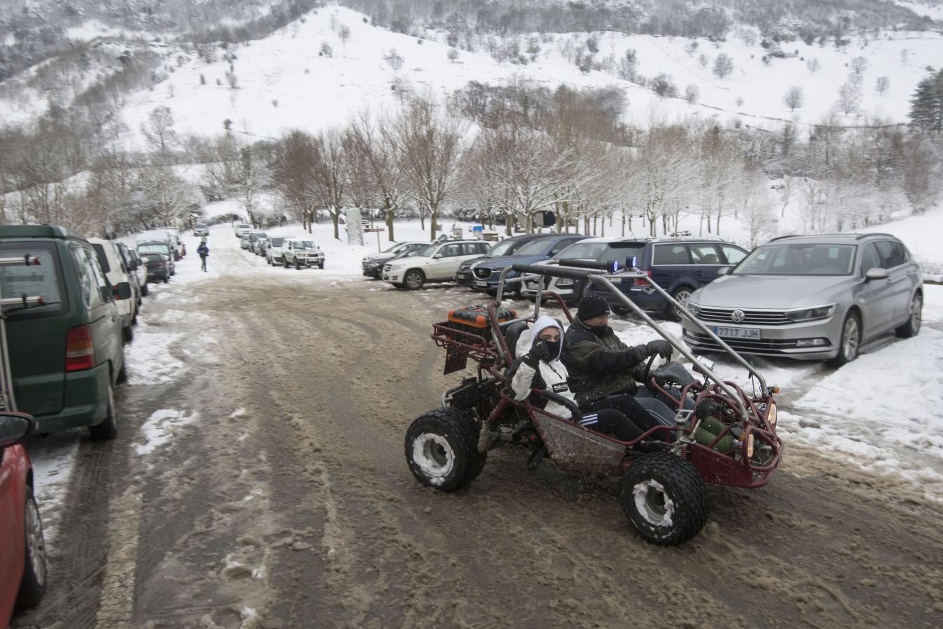 Multitud de personas han disfrutado de la nieve en puntos como el monte Uzturre, Larraiz, el alto de Arrate o la ermita de La Antigua.