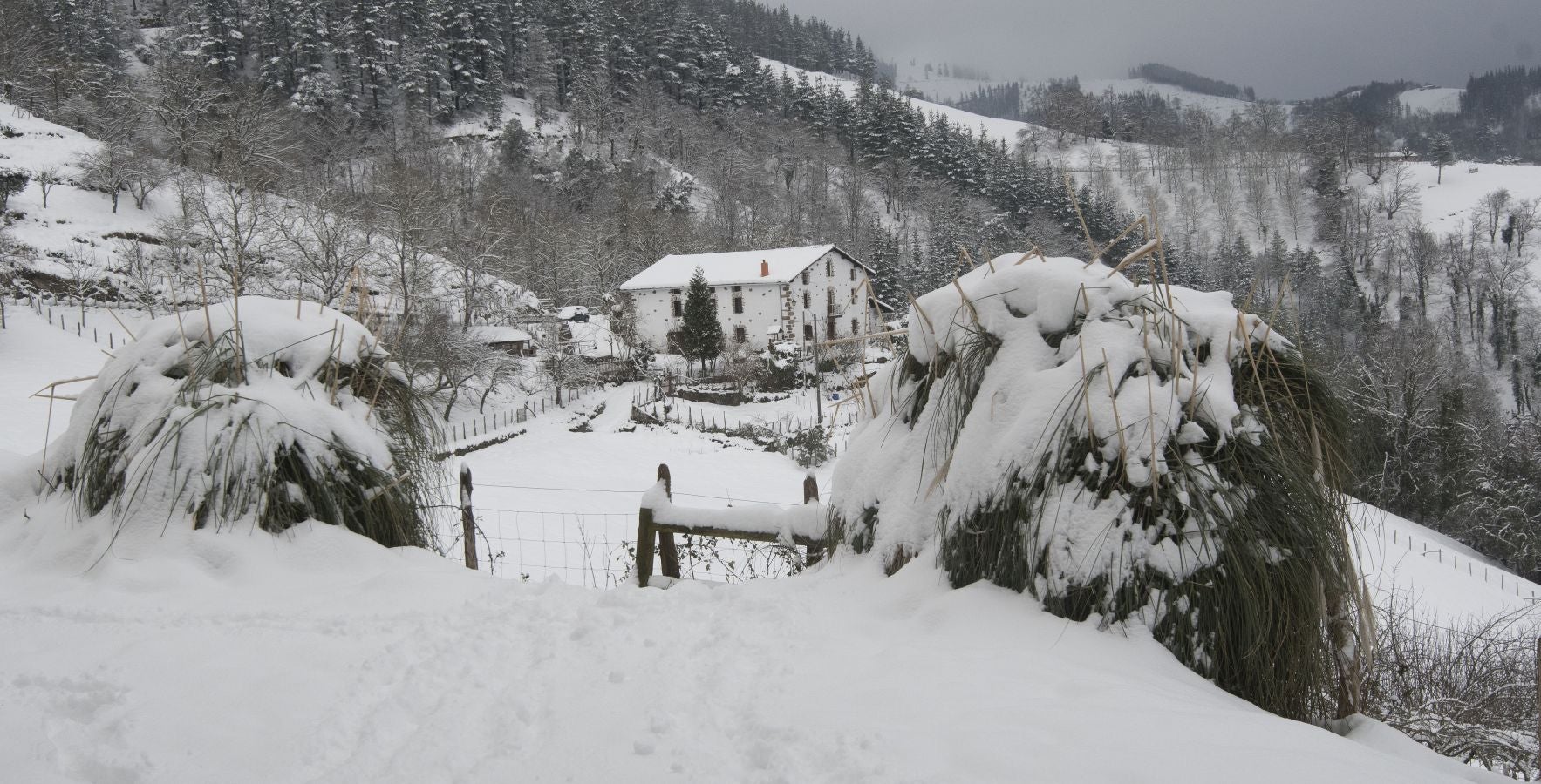 Multitud de personas han disfrutado de la nieve en puntos como el monte Uzturre, Larraiz, el alto de Arrate o la ermita de La Antigua.