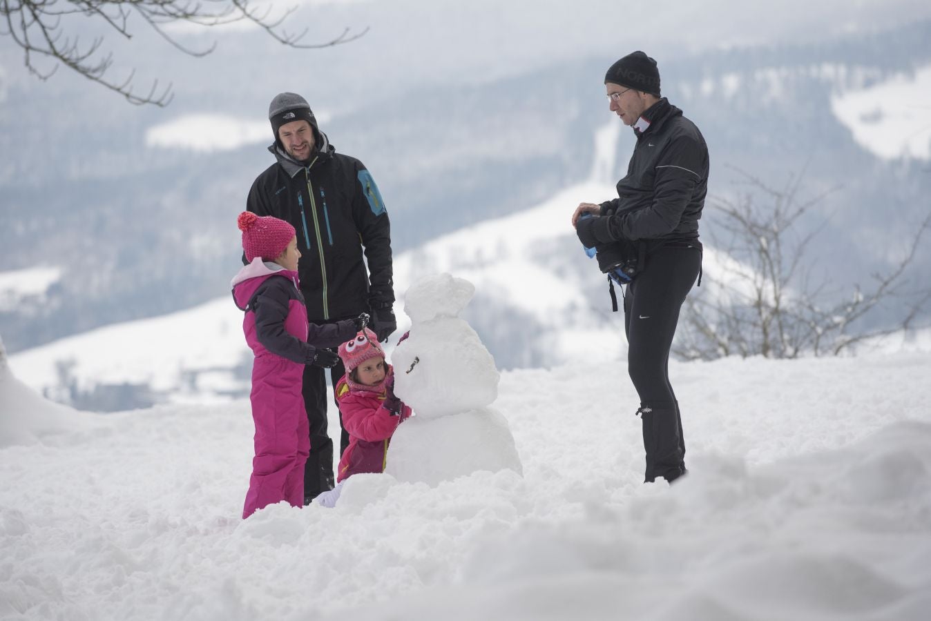 Multitud de personas han disfrutado de la nieve en puntos como el monte Uzturre, Larraiz, el alto de Arrate o la ermita de La Antigua.