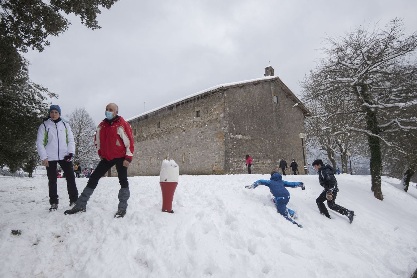 Multitud de personas han disfrutado de la nieve en puntos como el monte Uzturre, Larraiz, el alto de Arrate o la ermita de La Antigua.