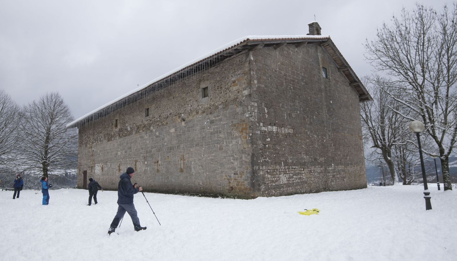 Multitud de personas han disfrutado de la nieve en puntos como el monte Uzturre, Larraiz, el alto de Arrate o la ermita de La Antigua.