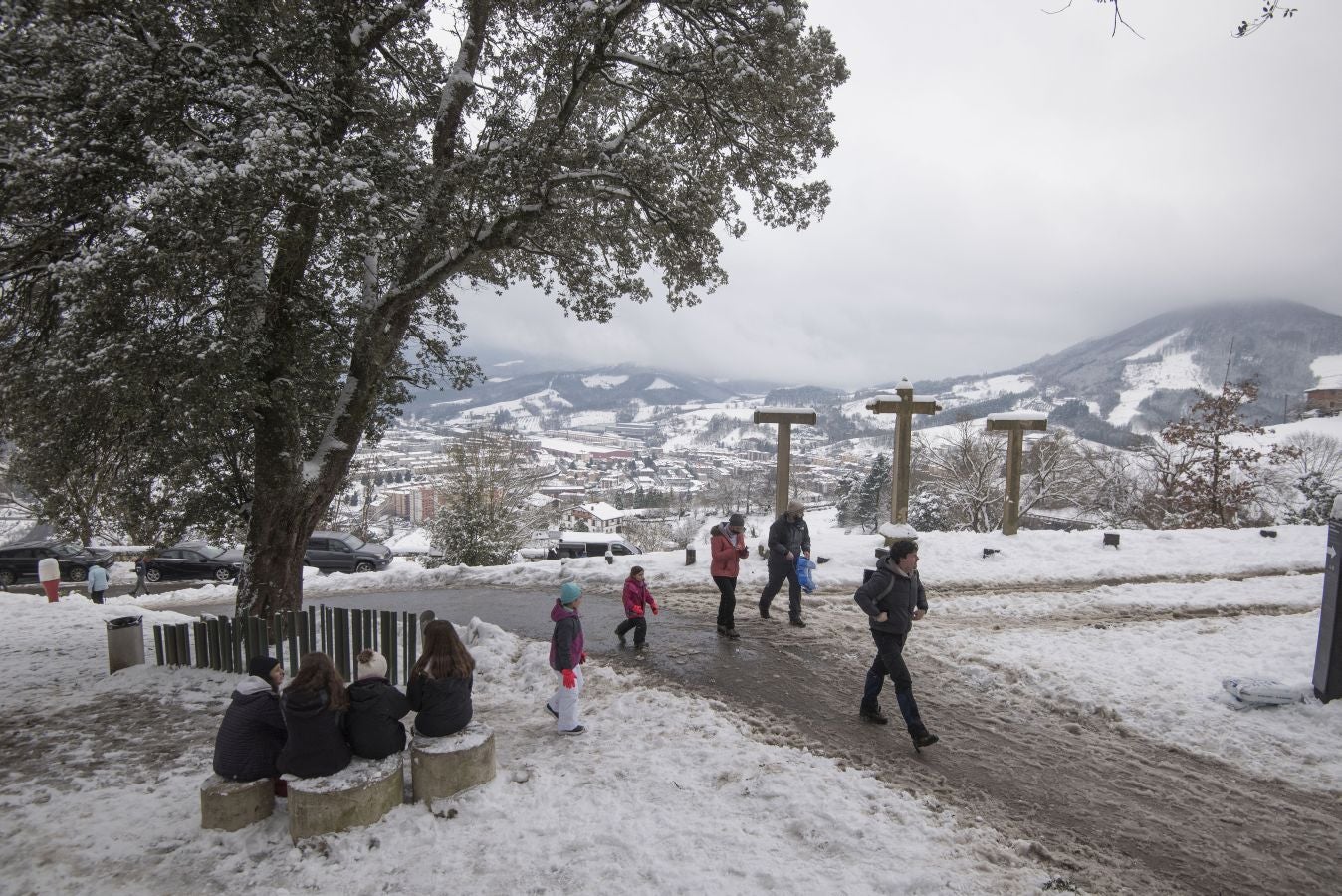 Multitud de personas han disfrutado de la nieve en puntos como el monte Uzturre, Larraiz, el alto de Arrate o la ermita de La Antigua.