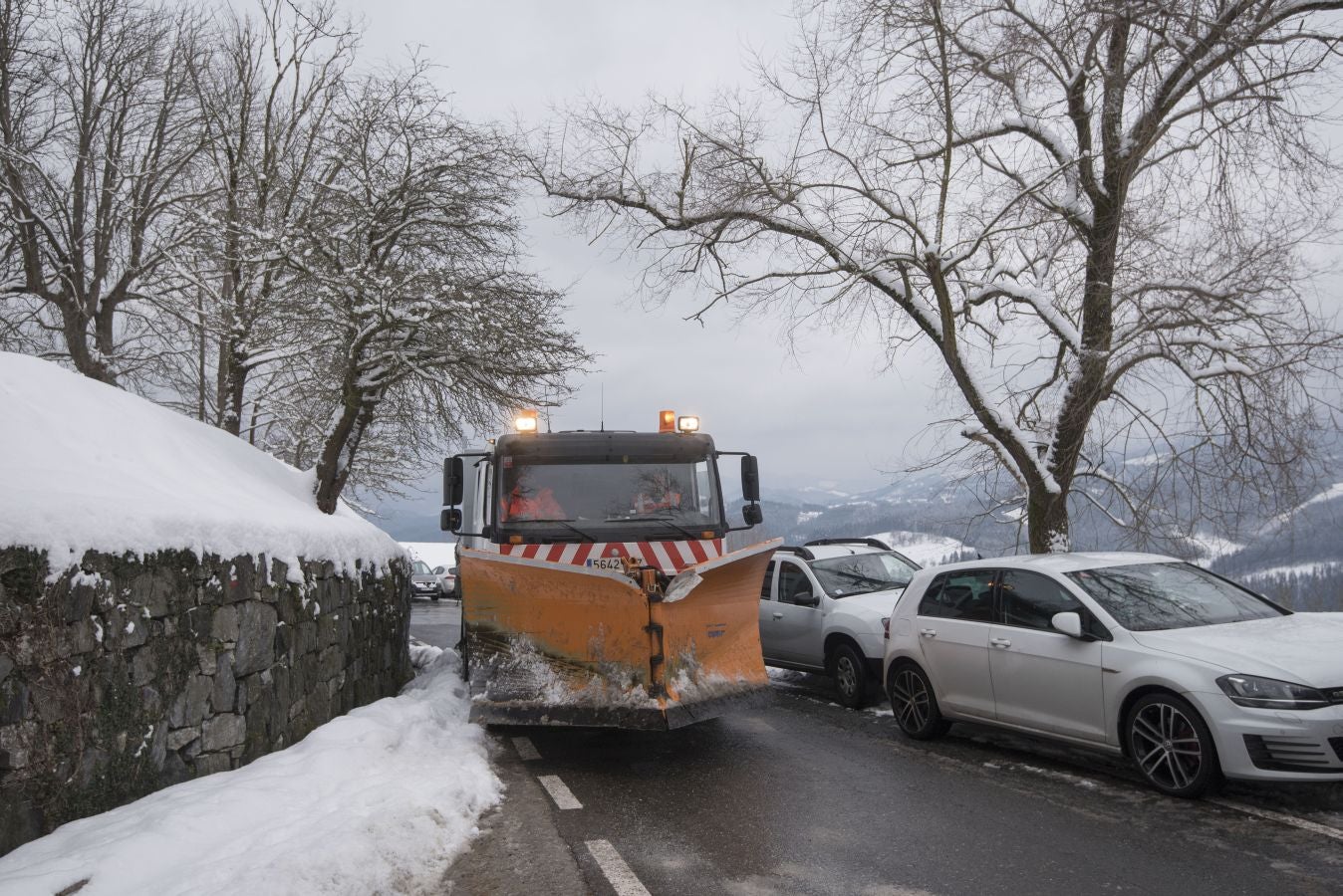 Multitud de personas han disfrutado de la nieve en puntos como el monte Uzturre, Larraiz, el alto de Arrate o la ermita de La Antigua.