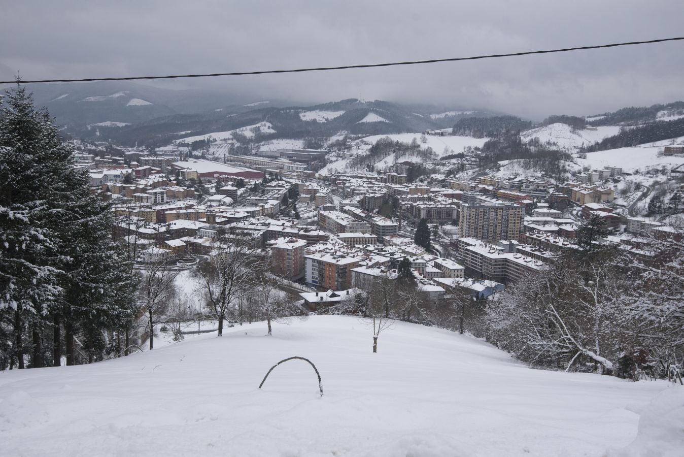 Multitud de personas han disfrutado de la nieve en puntos como el monte Uzturre, Larraiz, el alto de Arrate o la ermita de La Antigua.